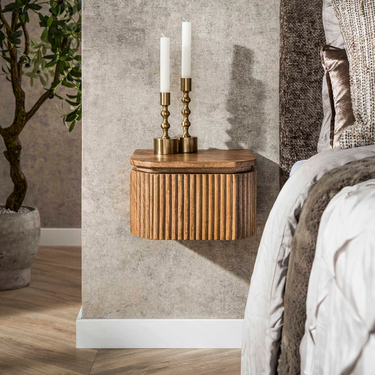 Svævende natbord af mangotræ sand – 1 skuffe