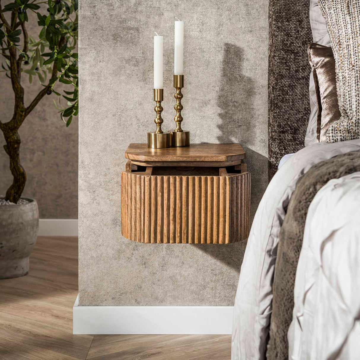 Svævende natbord af mangotræ sand – 1 skuffe