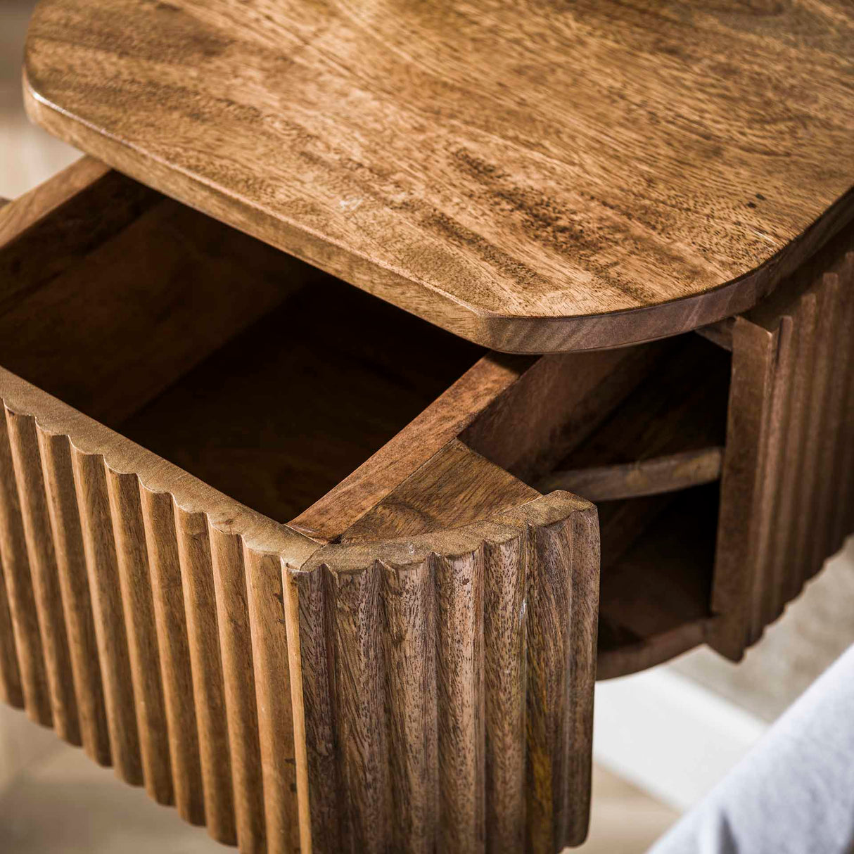 Svævende natbord af mangotræ sand – 1 skuffe