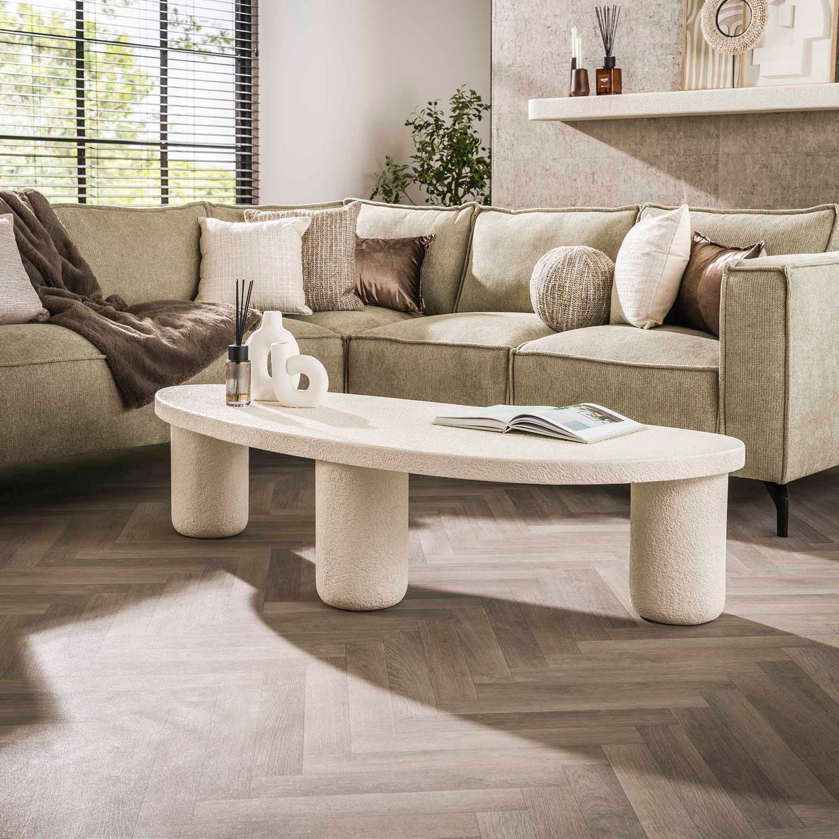 Sinan XL trekantet sofabord af marmor komposit