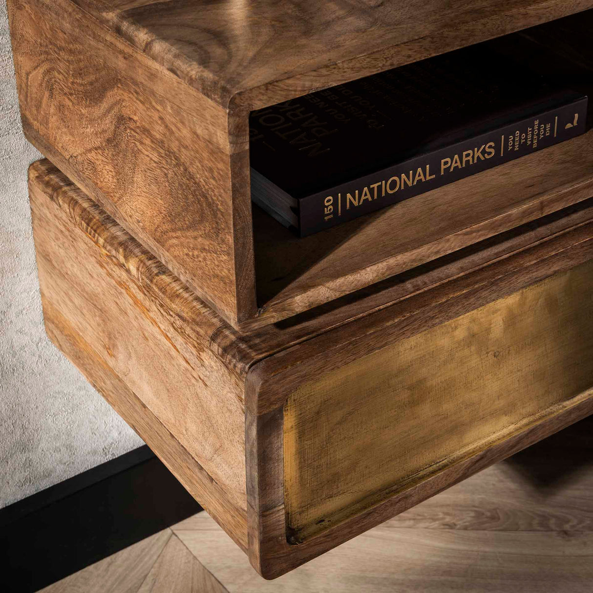 Solano Natbord 1 skuffe Mangohout Sand med messingknap