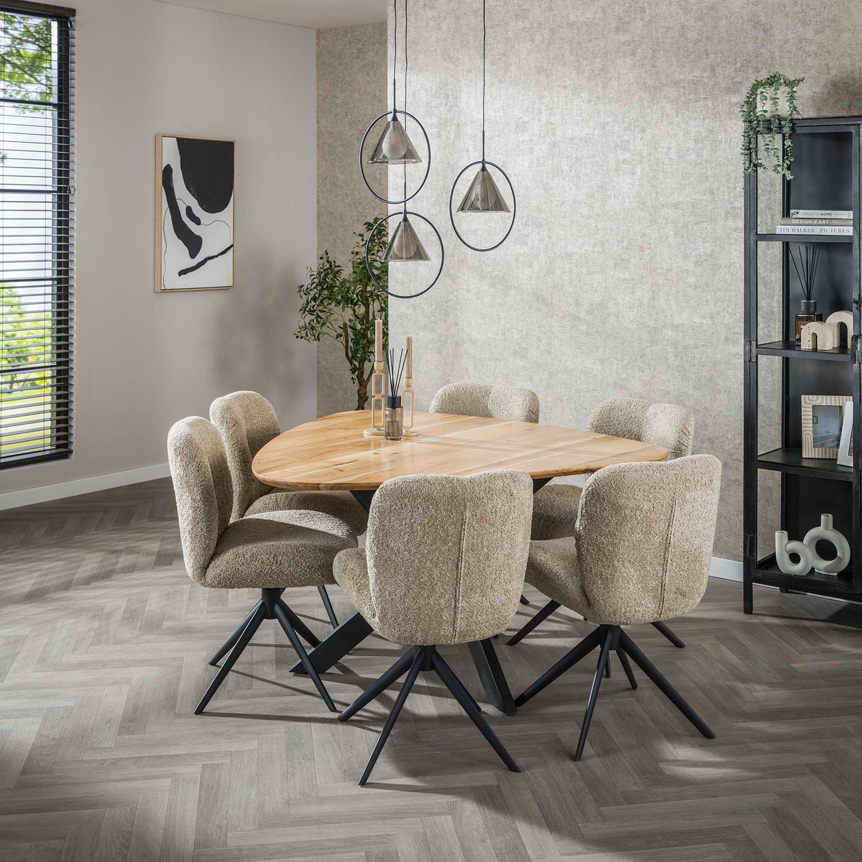 Trekantet spisebord i massivt akacietræ på 135 cm