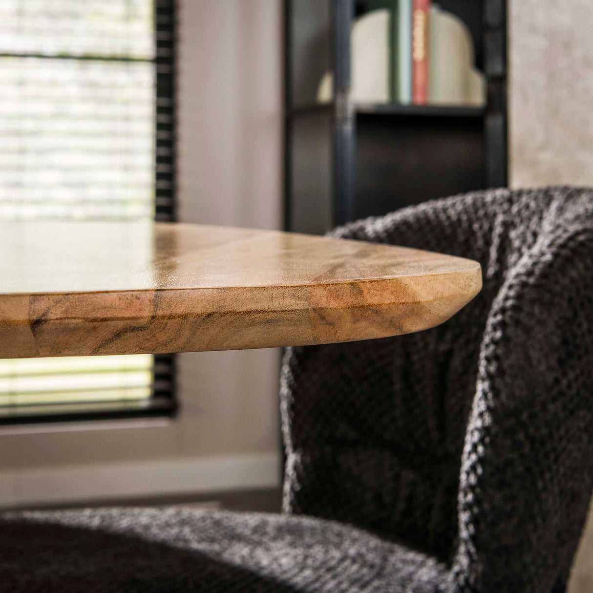 Trekantet spisebord i massivt akacietræ på 135 cm