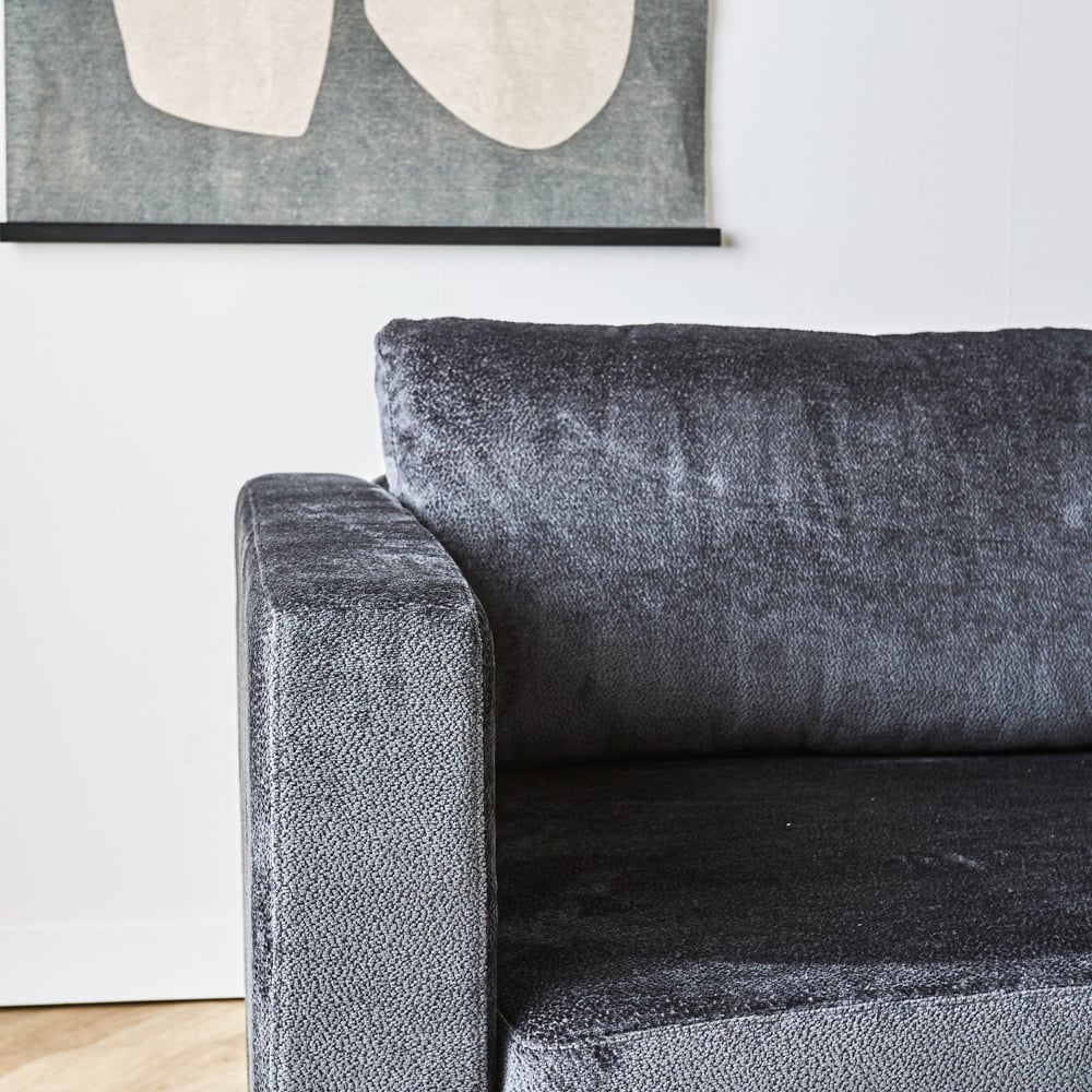 Sofa Bella Dimehouse Antracit LxBxH 138x98x55 Stof Atmosfærisk fotodetalje