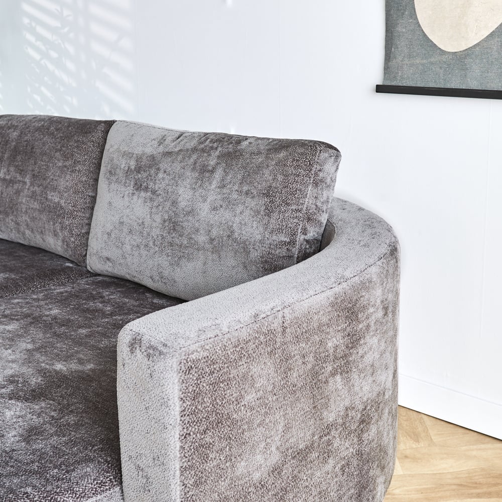 Sofa Bella Dimehouse Grå LxBxH 138x98x55 Stof Atmosfærisk fotodetalje