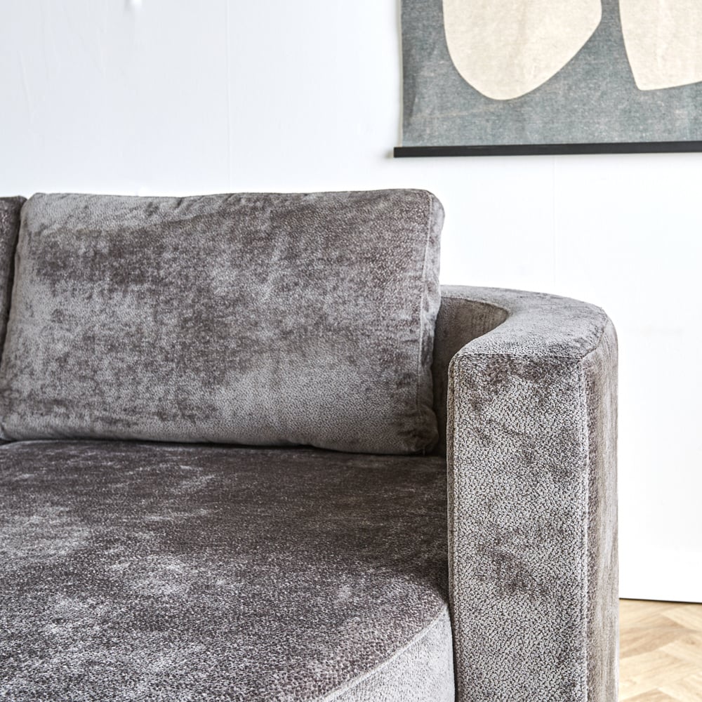 Sofa Bella Dimehouse Grå LxBxH 138x98x55 Stof Atmosfærisk fotodetalje
