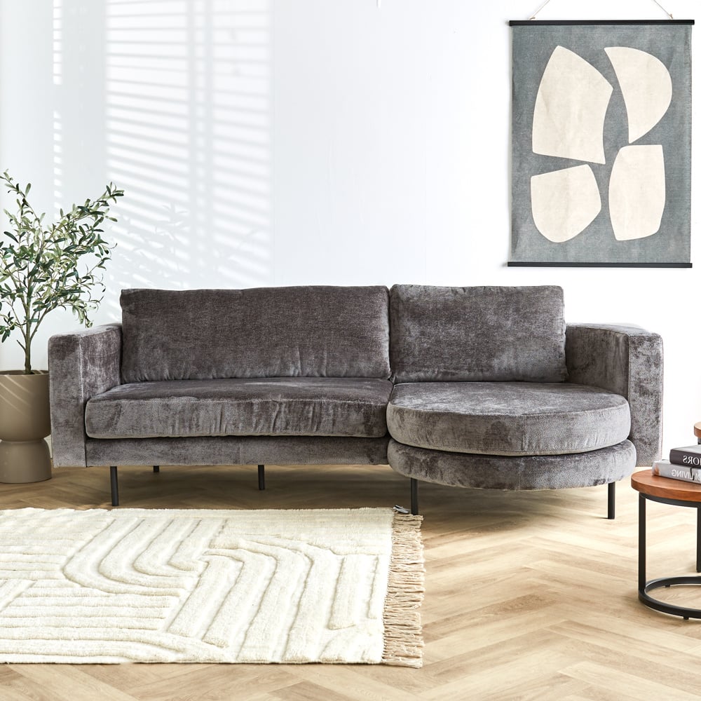 Sofa Bella Dimehouse Grå LxBxH 138x98x55 Stof Atmosfærisk foto set forfra