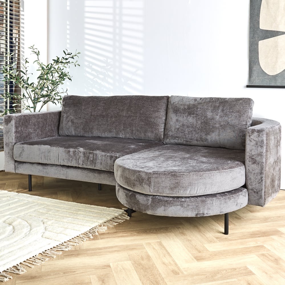Sofa Bella Dimehouse Grå LxBxH 138x98x55 Stof Atmosfærisk foto diagonalt set forfra