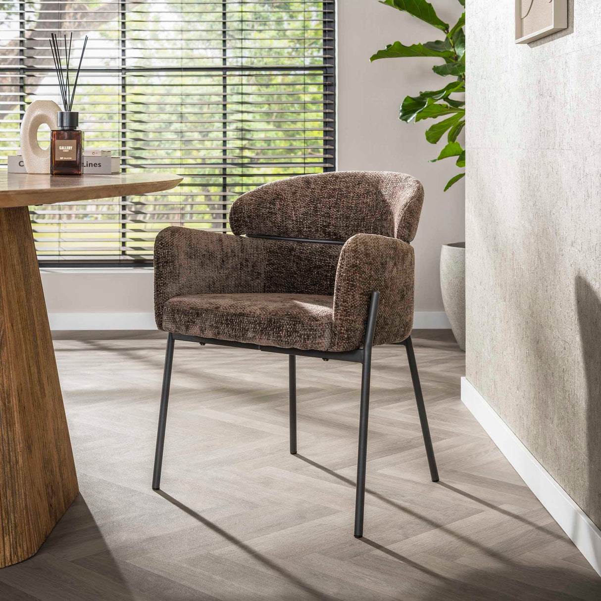 Eetkamerstoelen - Eetkamerstoel Chenille Bruin met ronde rug en arm - Lola - Dimehouse