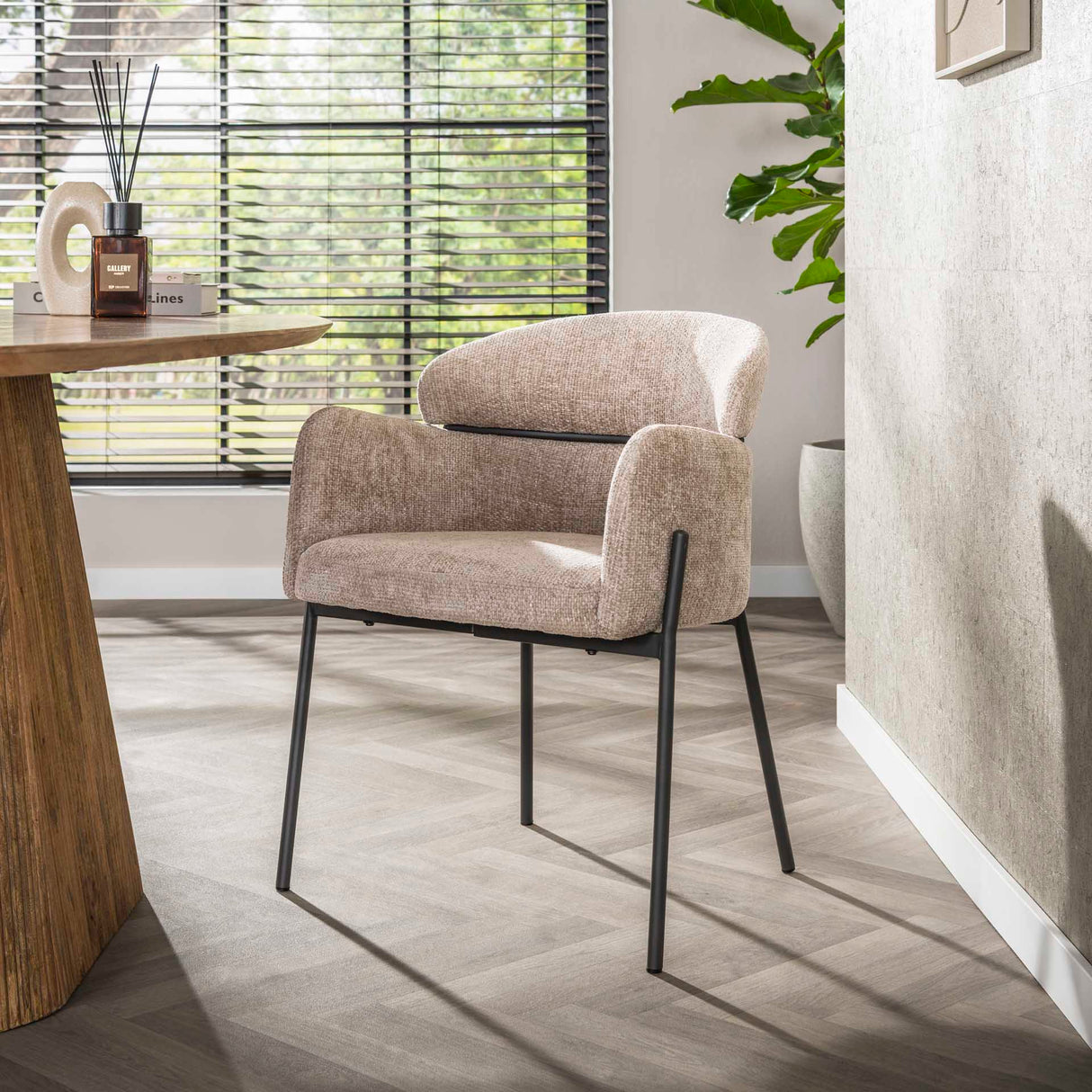 Spisebordsstol Lola Bouclé stof Sandfarvet med rund ryg og armlæn