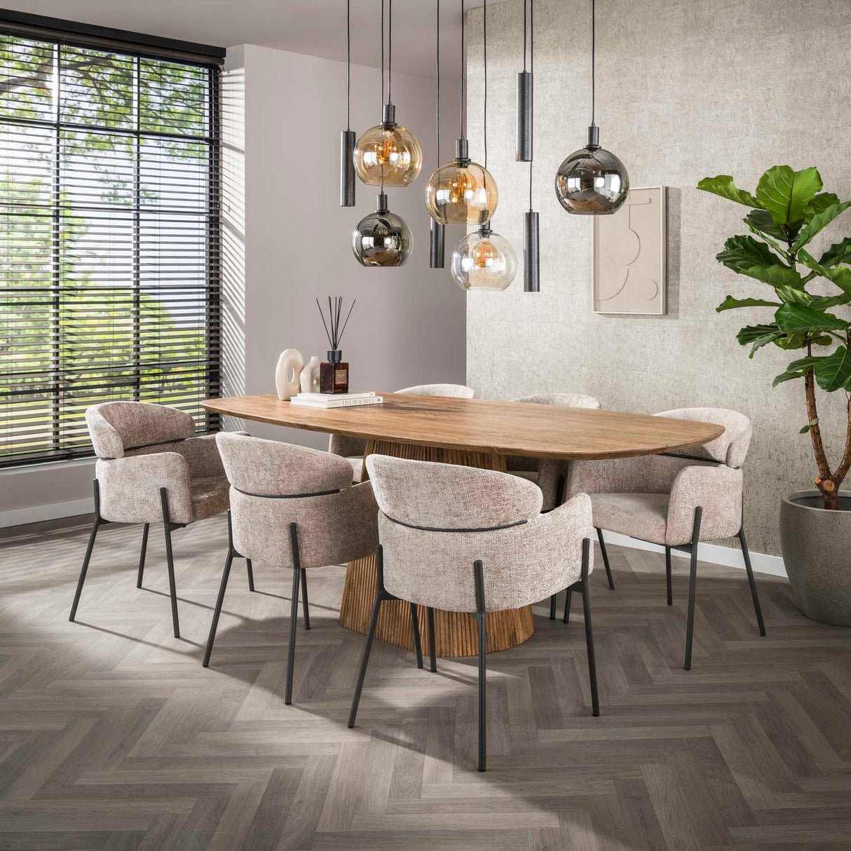 Spisebordsstol Lola Bouclé stof Sandfarvet med rund ryg og armlæn