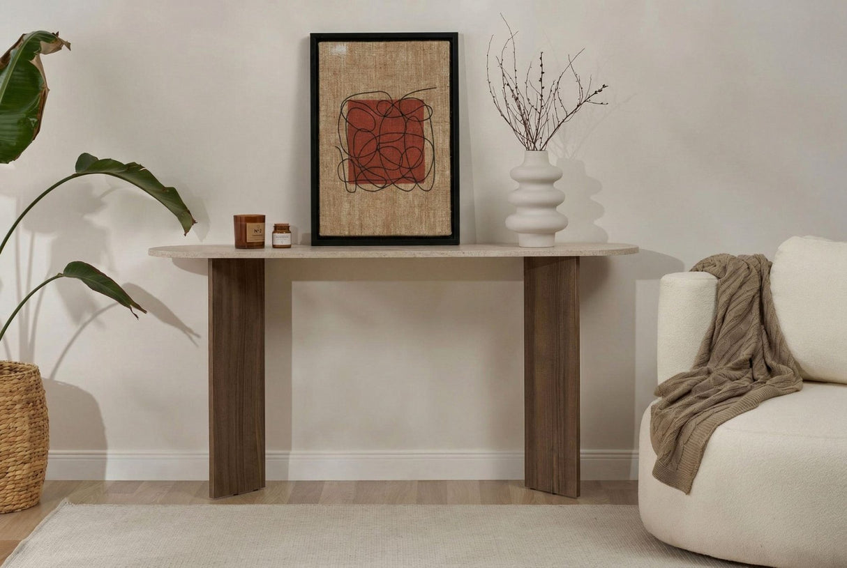 Moderne ovalt sidebord med top i travertinlook og melaminbund i valnød. Stilfuldt minimalistisk design.