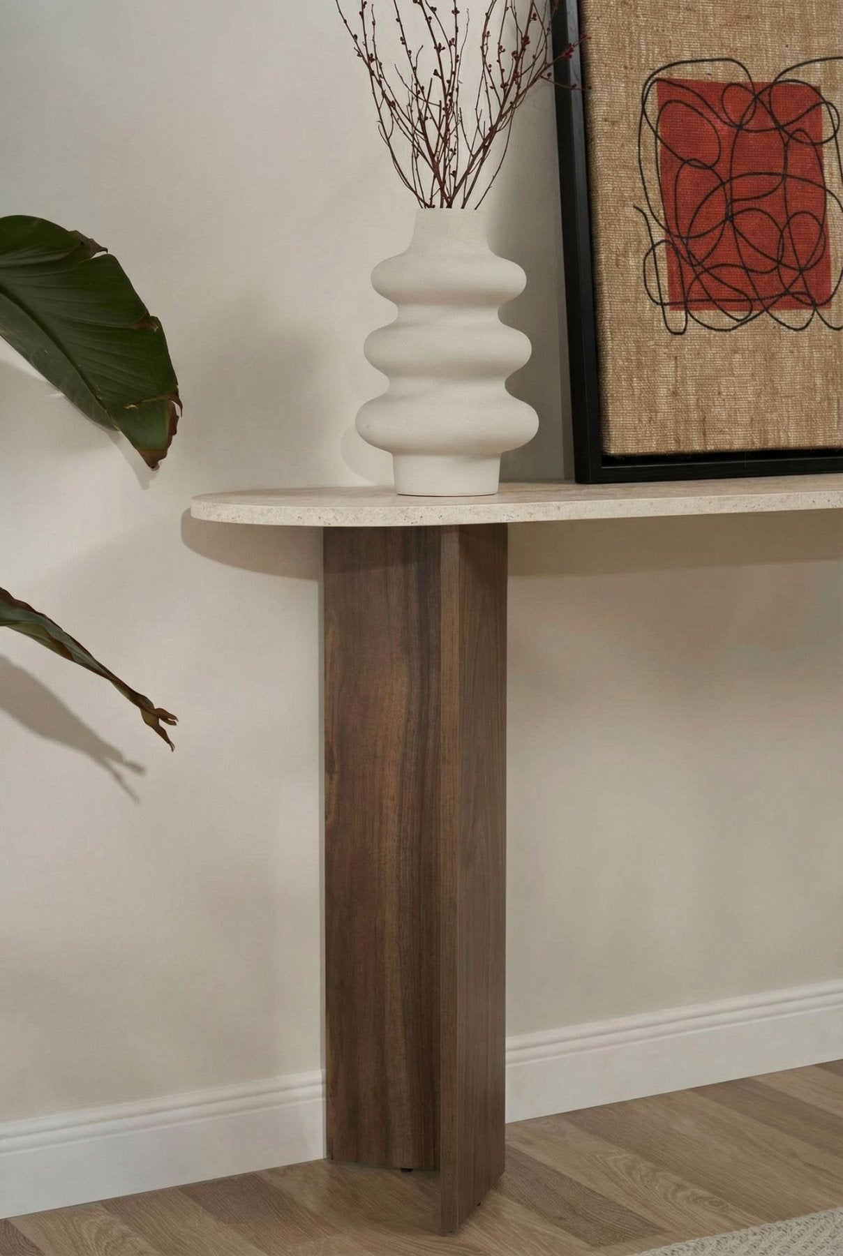 Moderne ovalt sidebord med top i travertinlook og melaminbund i valnød. Stilfuldt minimalistisk design.