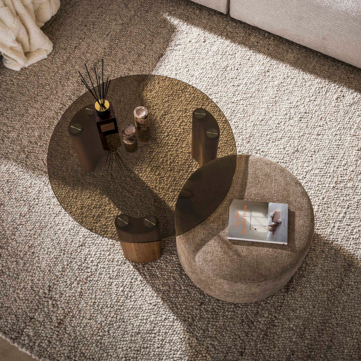 Set van 2 ronde salontafels Thor bruin rookglas en zandkleurig stof
