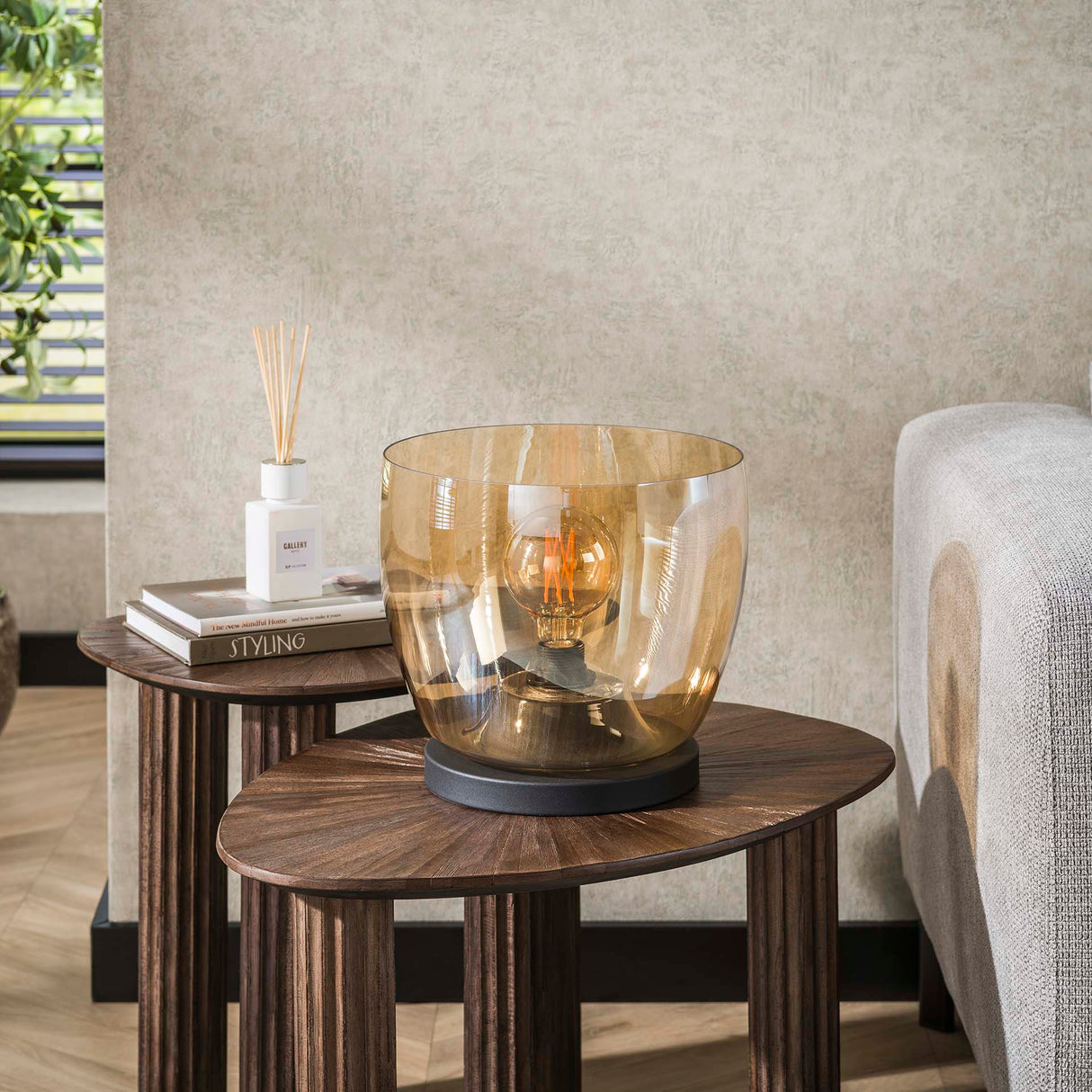 Gulvlampe Dain UP L Ravfarvet glas