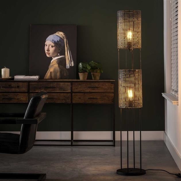 Gulvlampe Armoor DH Interiør Brun LxBxH 155x31x30 Sort brun Atmosfærisk foto diagonalt set forfra