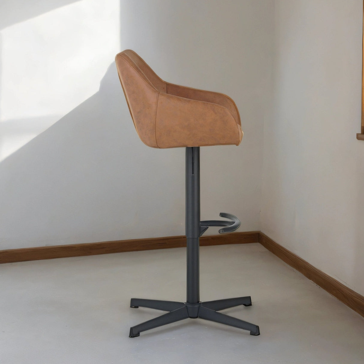 Venom Barkrak Cognac Øko-læder - Justerbar Drejelig Barstol med Armlæn