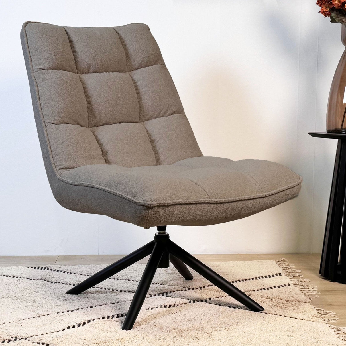 Fauteuils - Scandinavische draaifauteuil taupe bouclé stof 360° draaibaar Yuki - Dimehouse