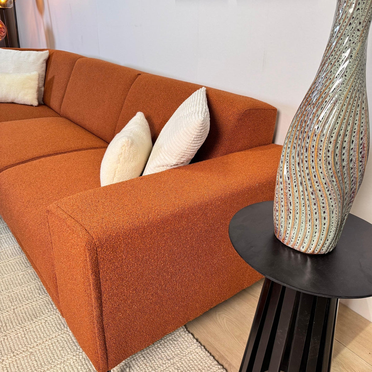 Hjørnesofa terrakotta bouclé stof Maël - venstre