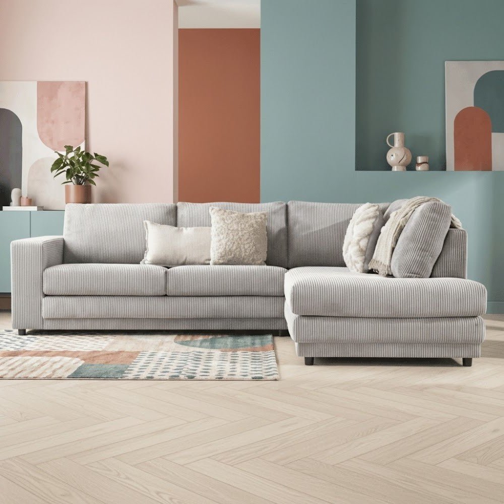 L-formet hjørnesofa i lysegråt ribstof med chaiselong Gabi - højre