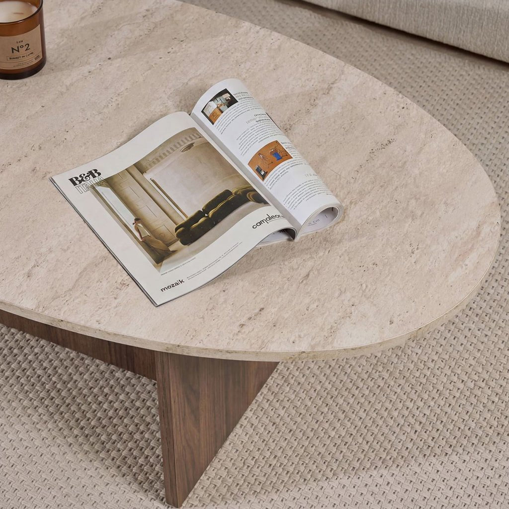 Økologisk småstensformet sofabord med plade i travertin-look og melaminbund i valnød. Japandi design på 120x60cm.