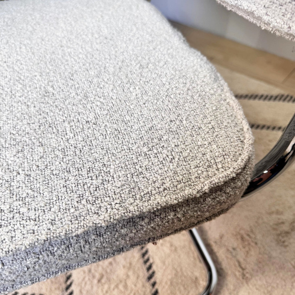 Moderne Spisestol Grøn Bouclé Stof Sway - Krom Ramme - Uden Armlæn