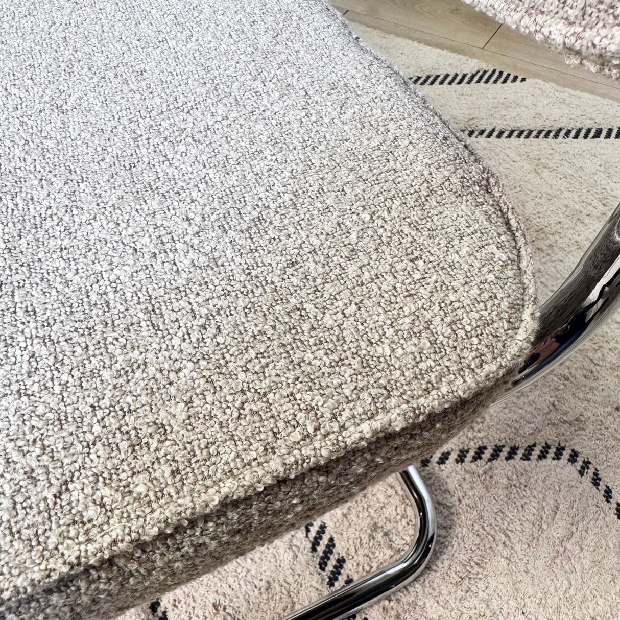 Moderne Spisebordsstol Sandfarvet Bouclé Stof Sway - Krom Ramme - Uden Armlæn