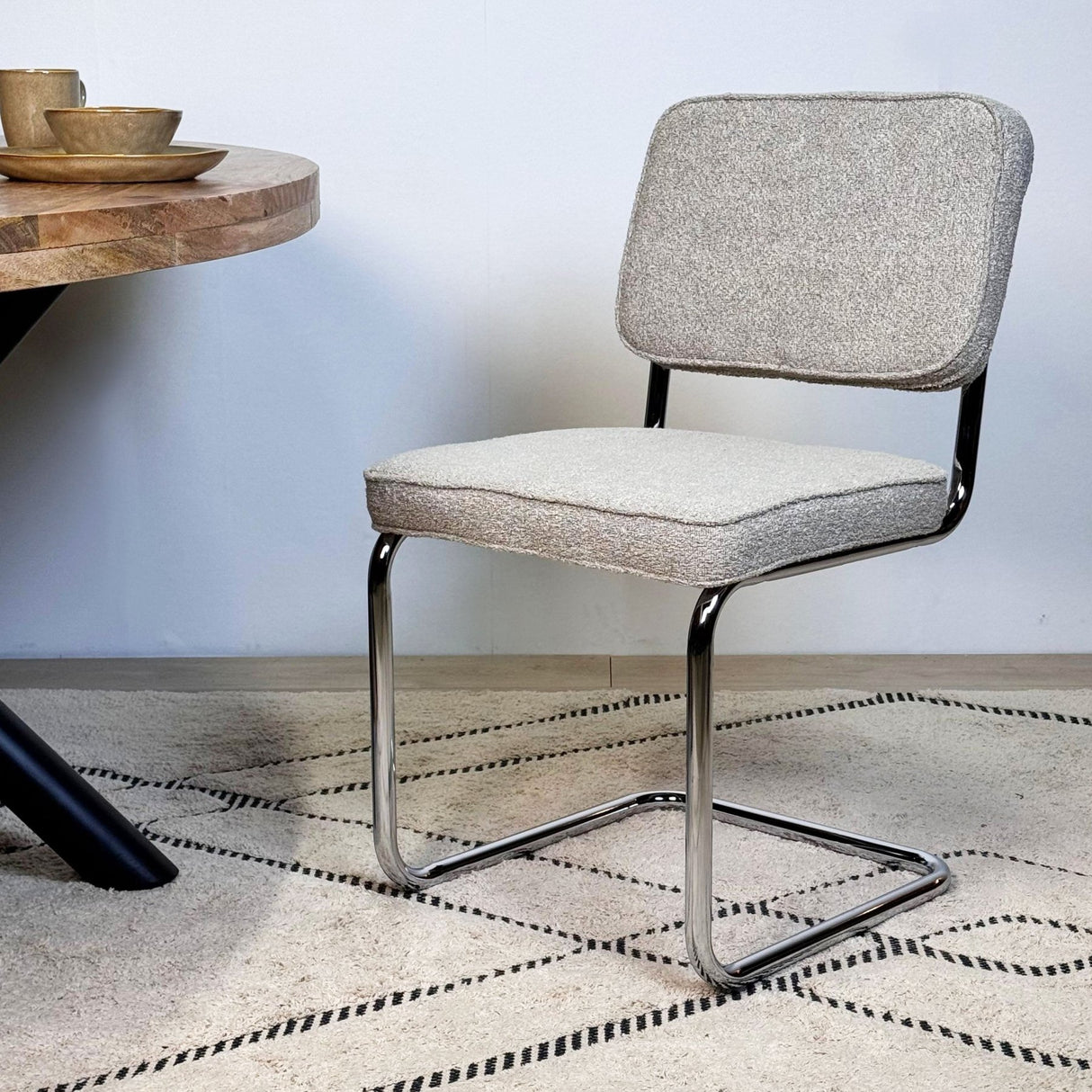 Moderne Spisebordsstol Sandfarvet Bouclé Stof Sway - Krom Ramme - Uden Armlæn