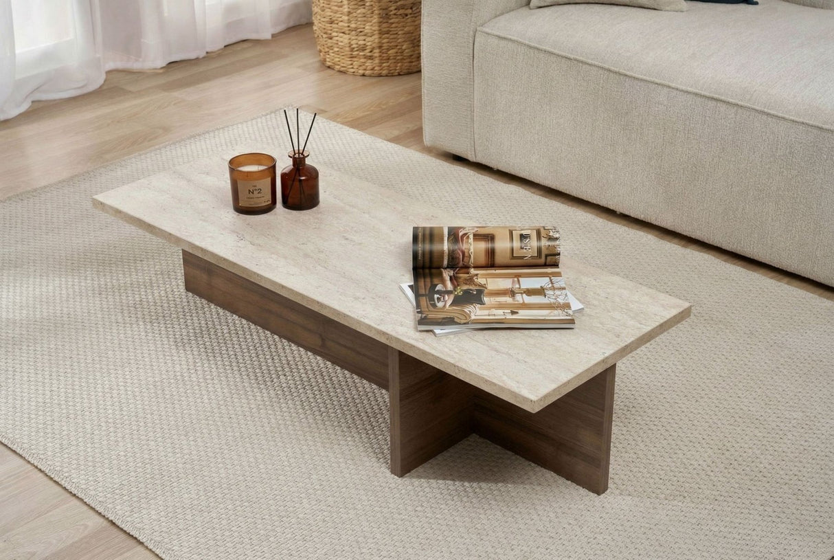 Moderne rektangulært sofabord med travertinplade og melaminbund i valnød. Mål: 120 x 45 x 30 cm.