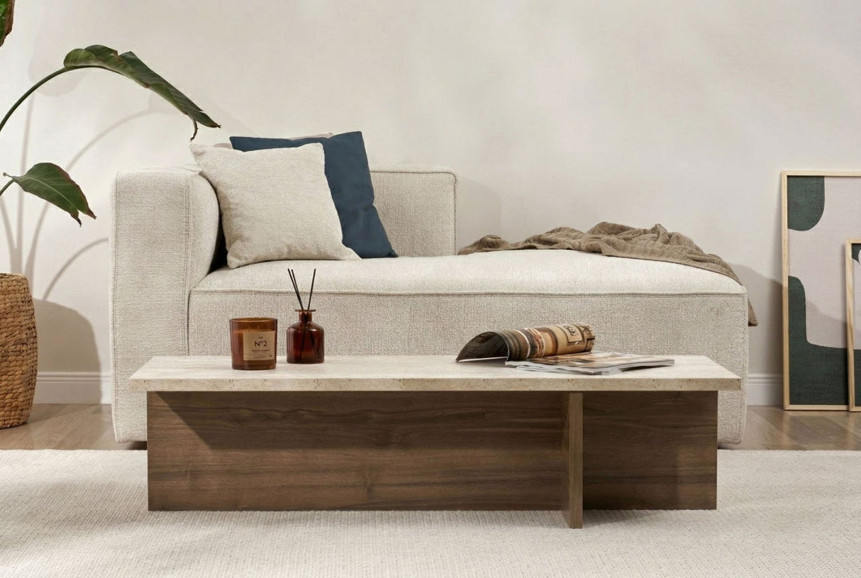 Moderne rektangulært sofabord med travertinplade og melaminbund i valnød. Mål: 120 x 45 x 30 cm.
