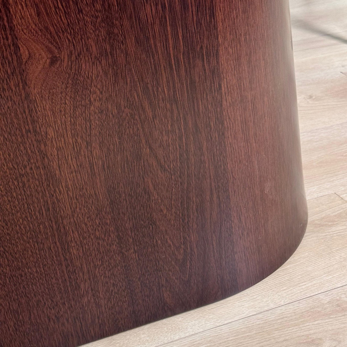 Komplet Møbel Sæt: Lea Spisebord Sinteret Sten Marmorlook Travertin - Valnød Ramme + 4x Lisa Spisestuestole Bouclé Grå