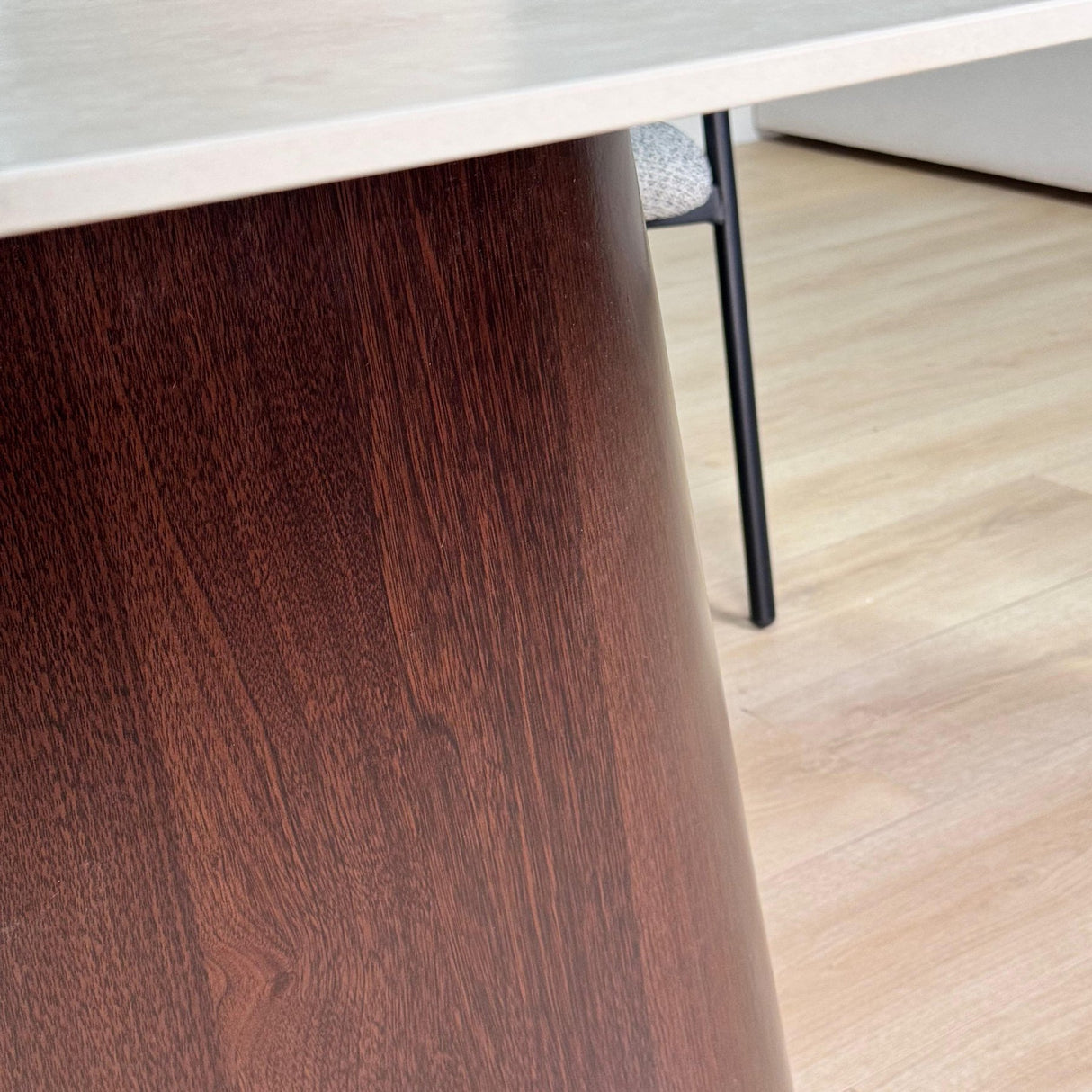 Komplet Møbel Sæt: Lea Spisebord Sinteret Sten Marmorlook Travertin - Valnød Ramme + 4x Lisa Spisestuestole Bouclé Grå