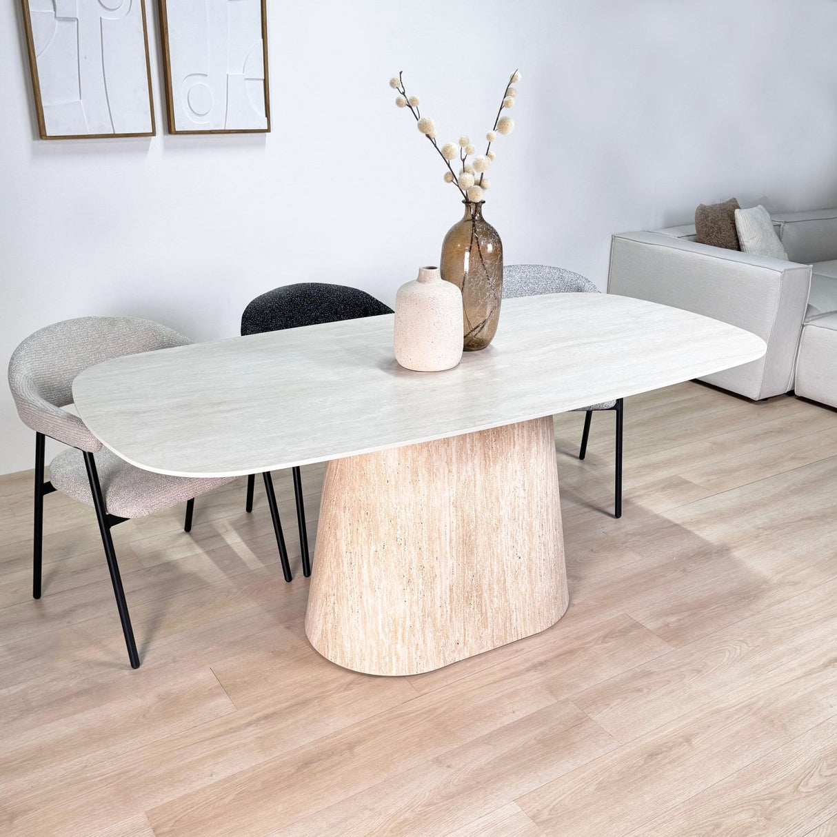 Meubelsets - Complete Meubelset: Lea Eettafel Sintered Stone Marmerlook Travertine - Eiken Frame + 4x Lisa Eetkamerstoelen Bouclé Zwart - Dimehouse