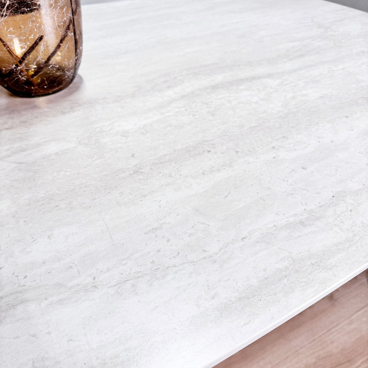 Komplet Møbel Sæt: Lea Spisebord Sinteret Sten Marmorlook Travertin - Valnød Ramme + 4x Lisa Spisestuestole Bouclé Grå