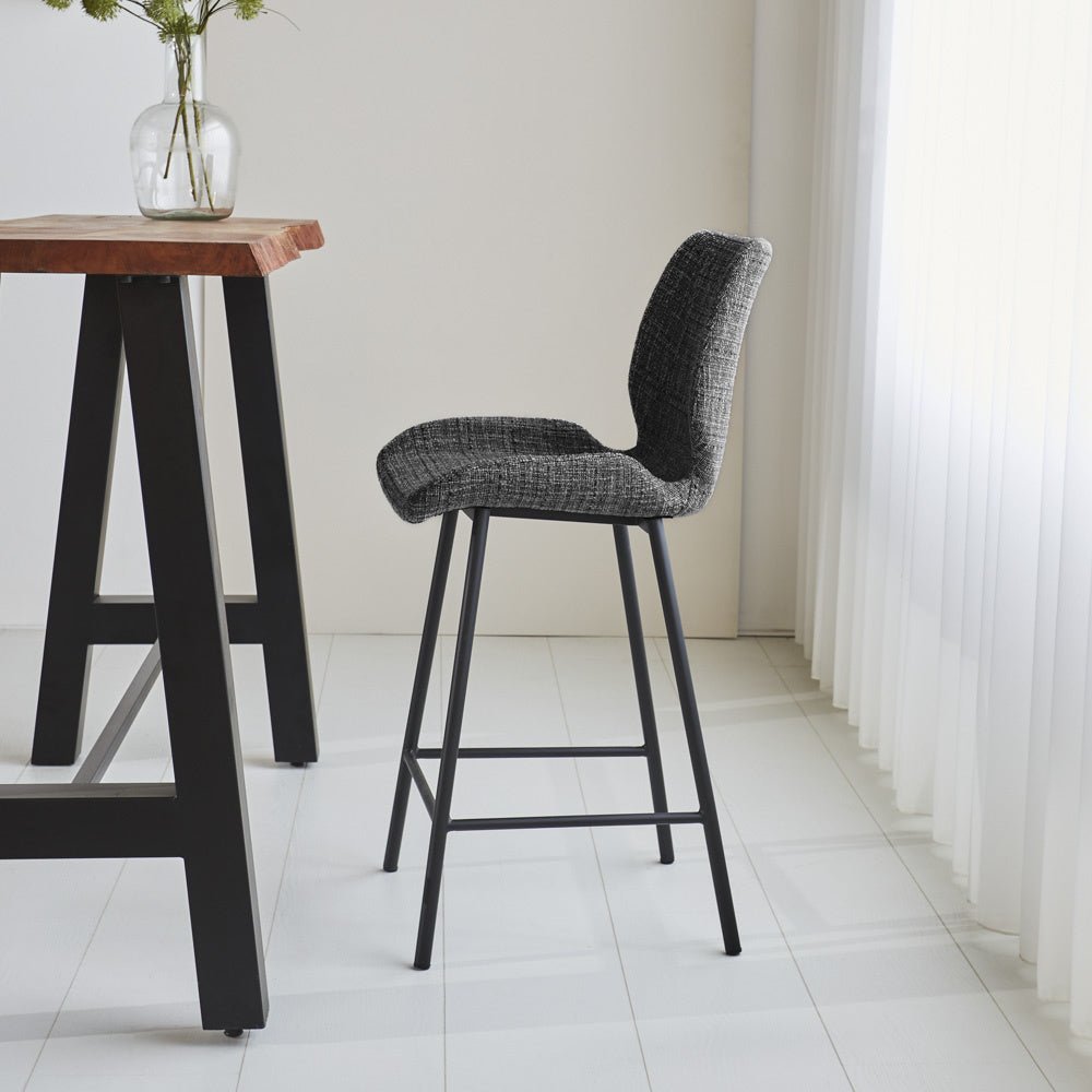 Barstol Beau chenille Dimehouse Mørkegrå LxBxH 82x54x52 Stof Atmosfærisk foto fra siden