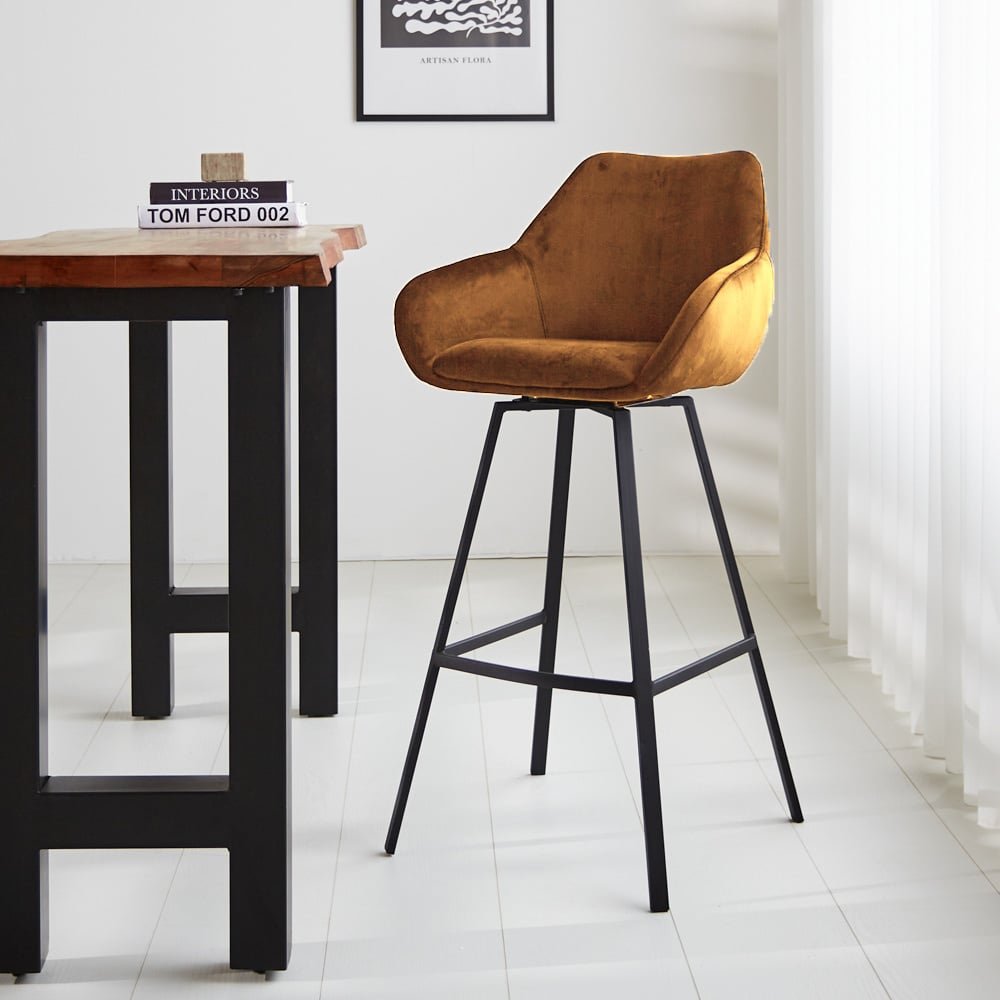 Barstol Elise Velvet Dimehouse Cognac LxBxH 95x59x57 Velvet Atmosfærisk foto diagonalt set forfra
