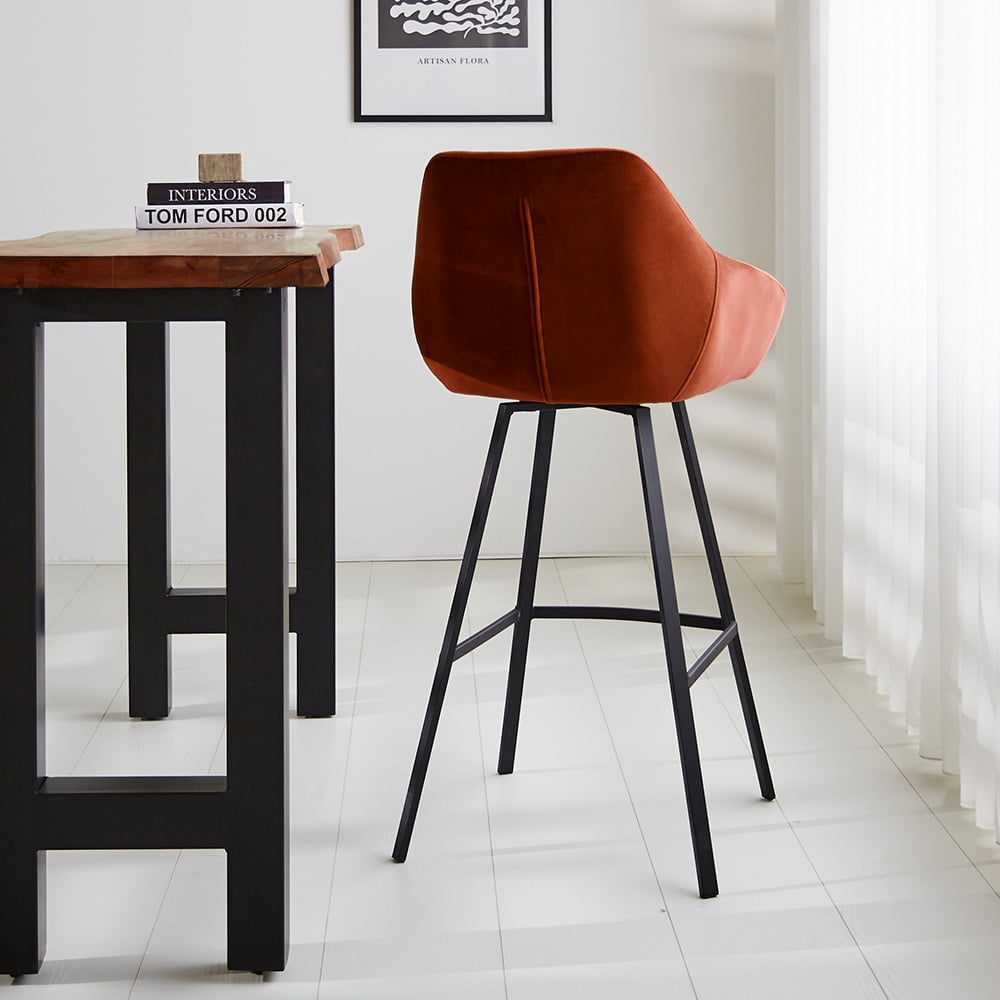 Barstol Elise Velvet Dimehouse Rust LxBxH 95x59x57 Velvet Atmosfærisk foto diagonalt set bagfra