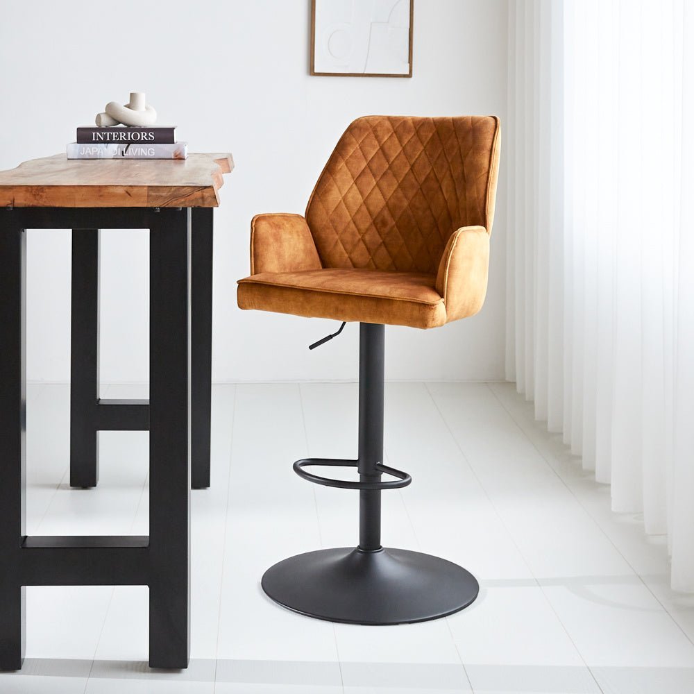 Barstol Novan fløjl Dimehouse Cognac LxBxH 75x58x54 Stof Atmosfærisk foto diagonalt set forfra