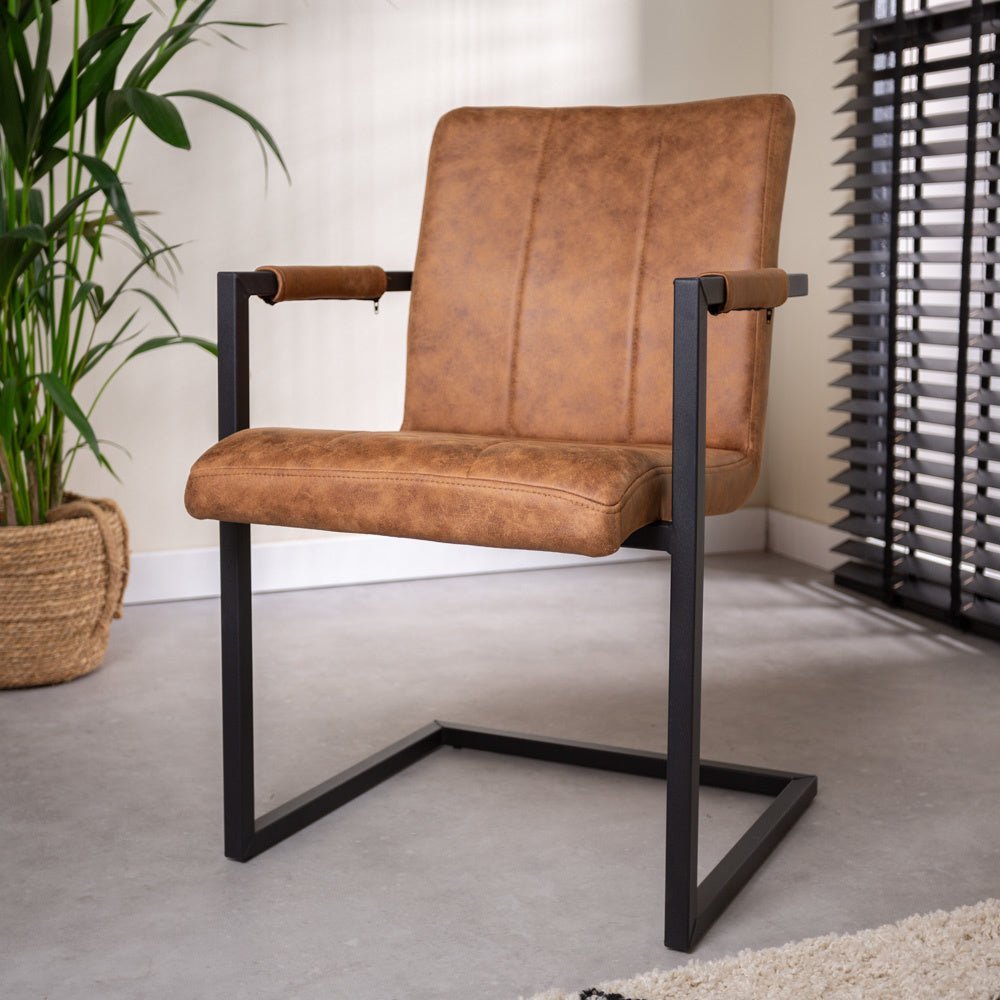 Spisestuestol Jackson Dimehouse Cognac LxBxH 71x58x54 Stof Atmosfærisk foto diagonalt set forfra