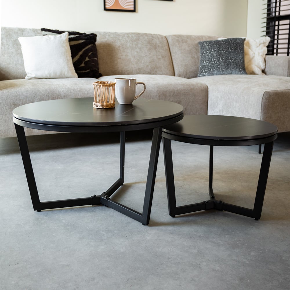 Sofabord Brady Black Dimehouse Sort LxBxH 80x80x11 Sintret sten Atmosfærisk foto diagonalt set forfra
