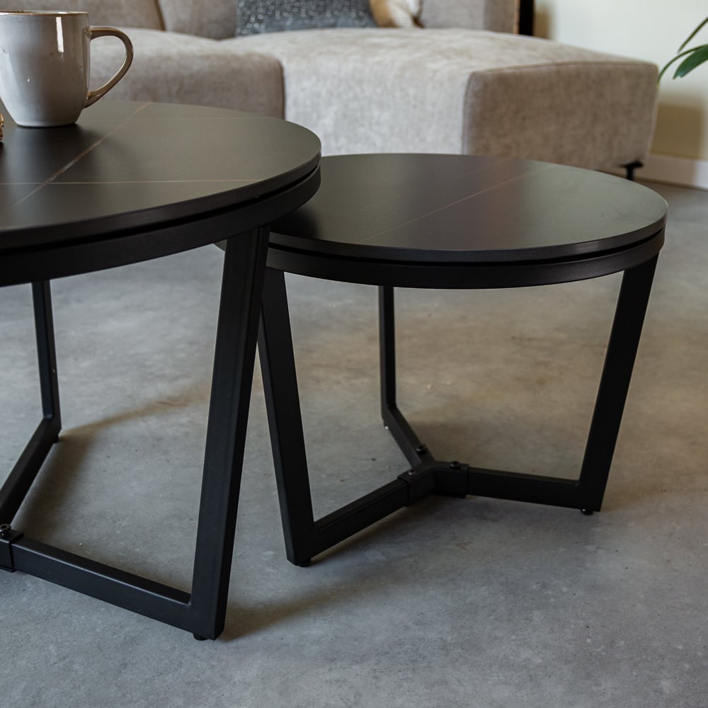 Sofabord Brady Black Dimehouse Sort LxBxH 80x80x11 Sintret sten Atmosfærefoto anderledes
