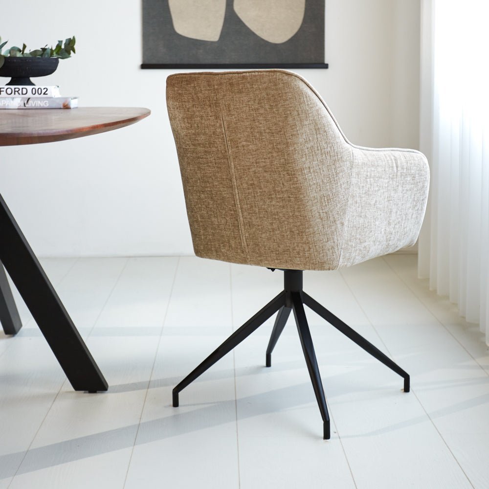 Spisestuestol Camiel Dimehouse Beige LxBxH 62x61x54 Stof Atmosfærisk foto diagonalt set bagfra
