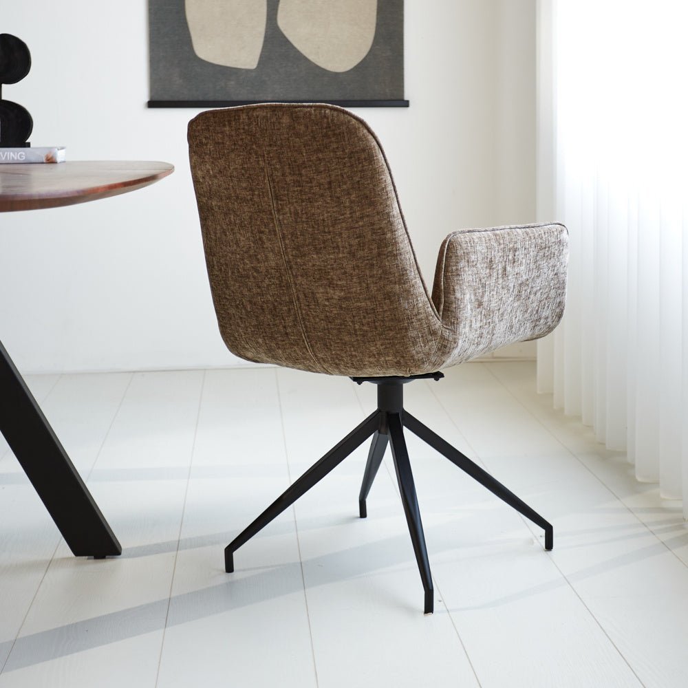 Nela spisestuestol Dimehouse Taupe LxBxH 64x64x52 Stof Atmosfærisk foto diagonalt set bagfra