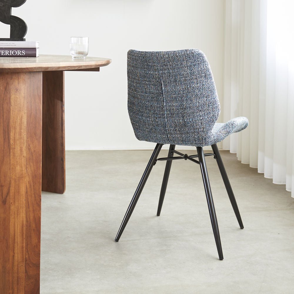 Spisestuestol Beau chenille Dimehouse Blå LxBxH 72x68x50 Stof Atmosfærisk foto diagonalt set bagfra