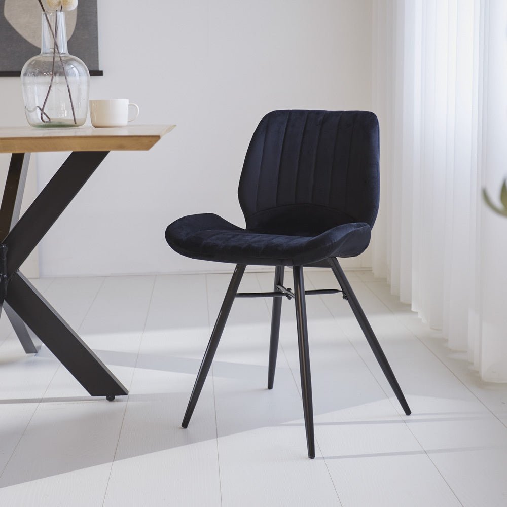 Spisestuestol Beau fløjl Dimehouse Sort LxBxH 71x67x49 Stof Atmosfærisk foto diagonalt set forfra