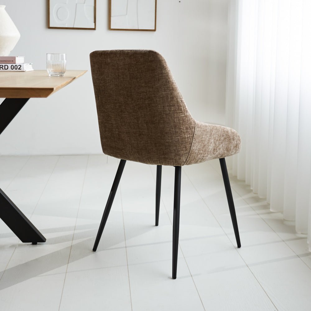 Spisestuestol Elle Dimehouse Taupe LxBxH 64x61x56 Stof Atmosfærisk foto diagonalt set bagfra