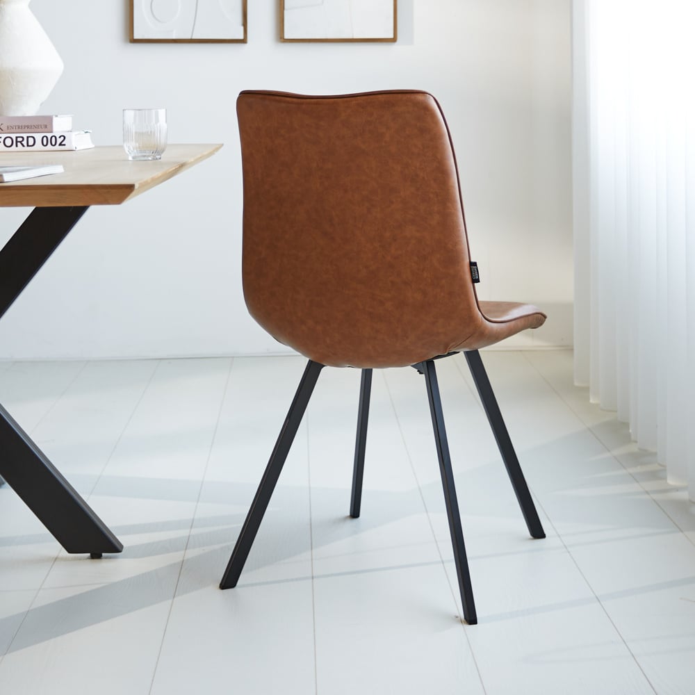 Spisestuestol Jimmy imiteret læder Dimehouse Cognac LxBxH 75x57x51 Kunstlæder Atmosfærisk foto diagonalt set bagfra