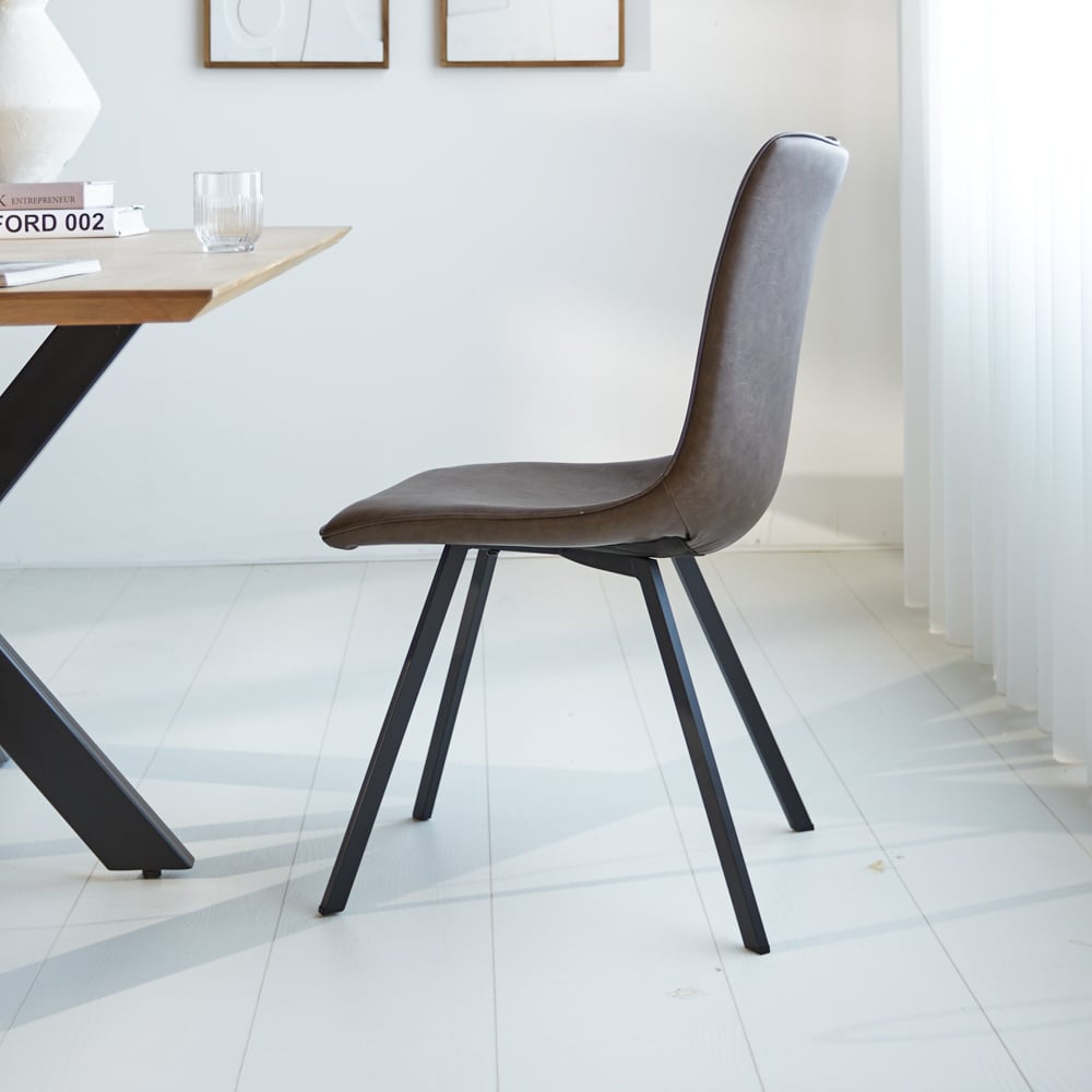 Spisestuestol Jimmy imiteret læder Dimehouse Taupe LxBxH 75x57x51 Kunstlæder Atmosfærisk foto set fra siden