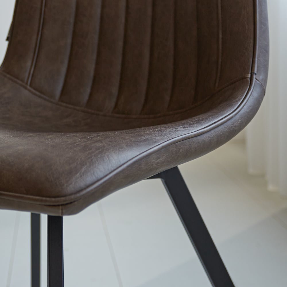 Spisestuestol Jimmy imiteret læder Dimehouse Taupe LxBxH 75x57x51 Kunstlæder Atmosfærisk fotodetalje