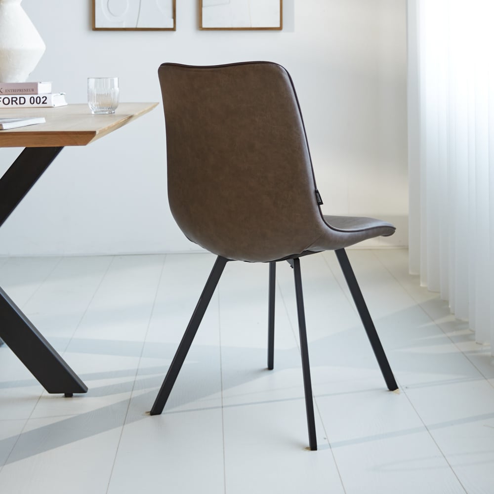 Spisestuestol Jimmy imiteret læder Dimehouse Taupe LxBxH 75x57x51 Kunstlæder Atmosfærisk foto diagonalt set bagfra